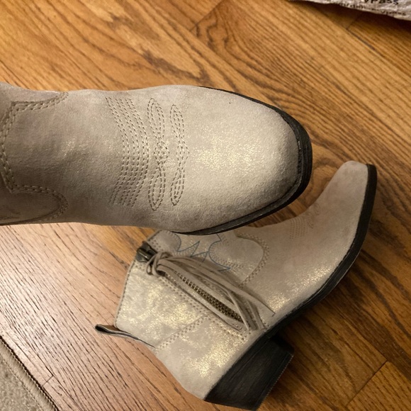 Big Buddha Light Gray Suede Western Ankle Booties with Fringe - Picture 5 of 9